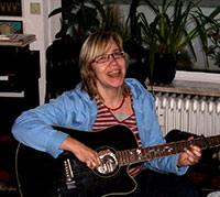Margit Berg mit Gitarre